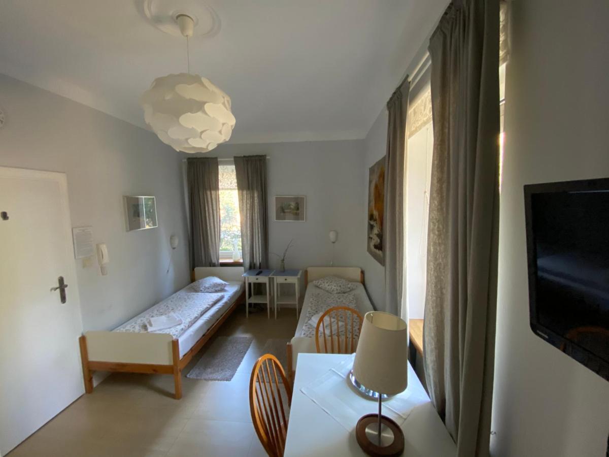 Krzysin Hotel Podkowa Lesna Bagian luar foto