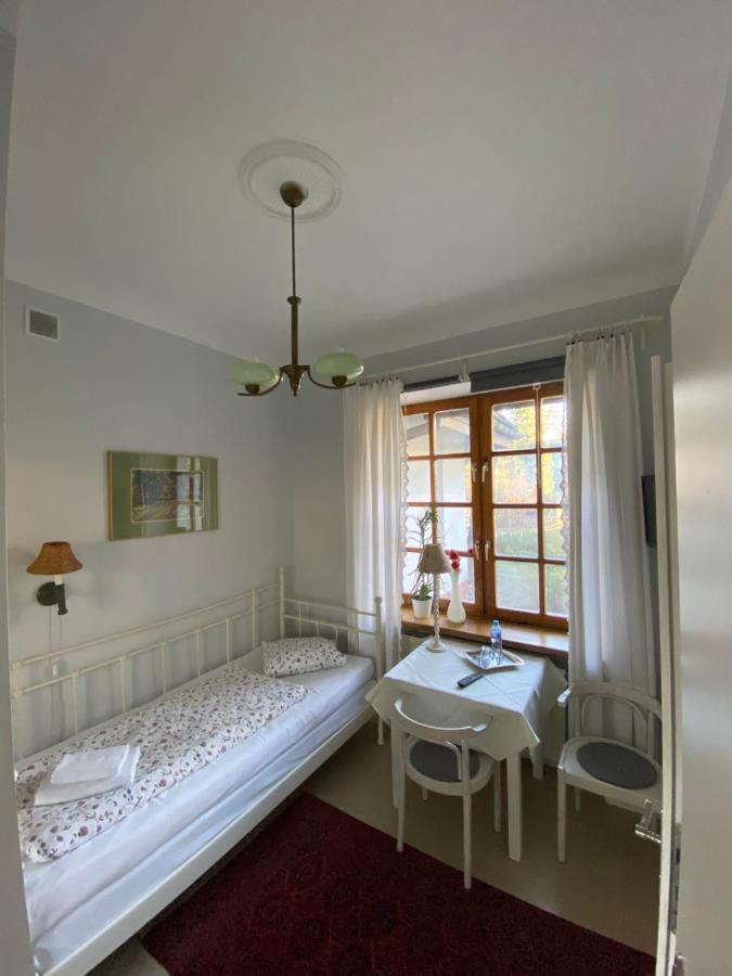 Krzysin Hotel Podkowa Lesna Bagian luar foto